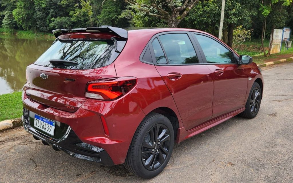Design do Chevrolet Onix 2026 RS Turbo, que tem preço de R$ 133 mil