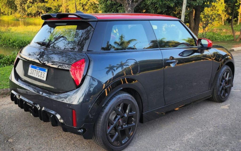 MINI John Cooper Works Hatch: traseira traz difusor e saída de escapamento central